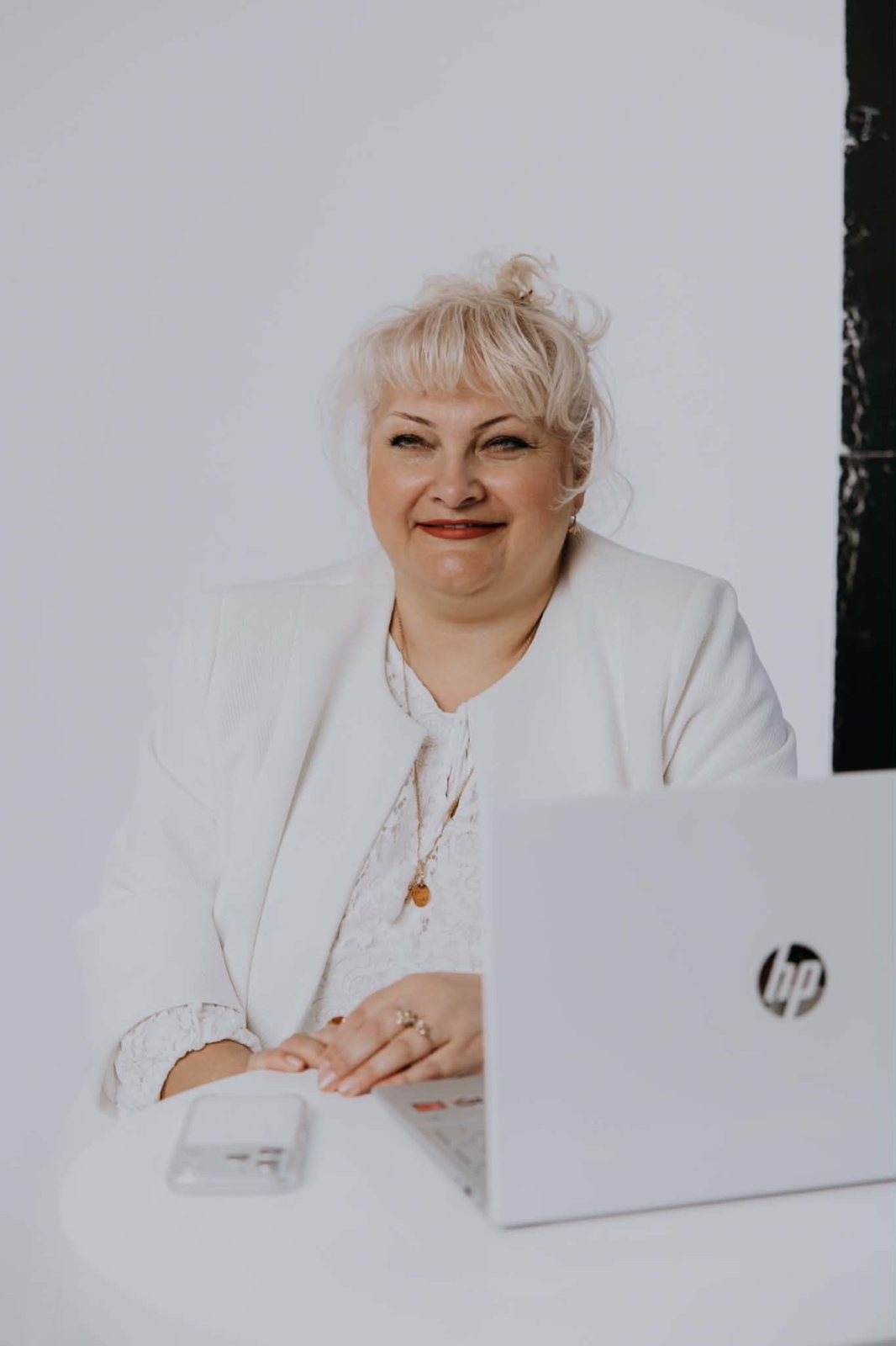 Przedstawicielka PARTNER OFFICE przy biurku i laptopie