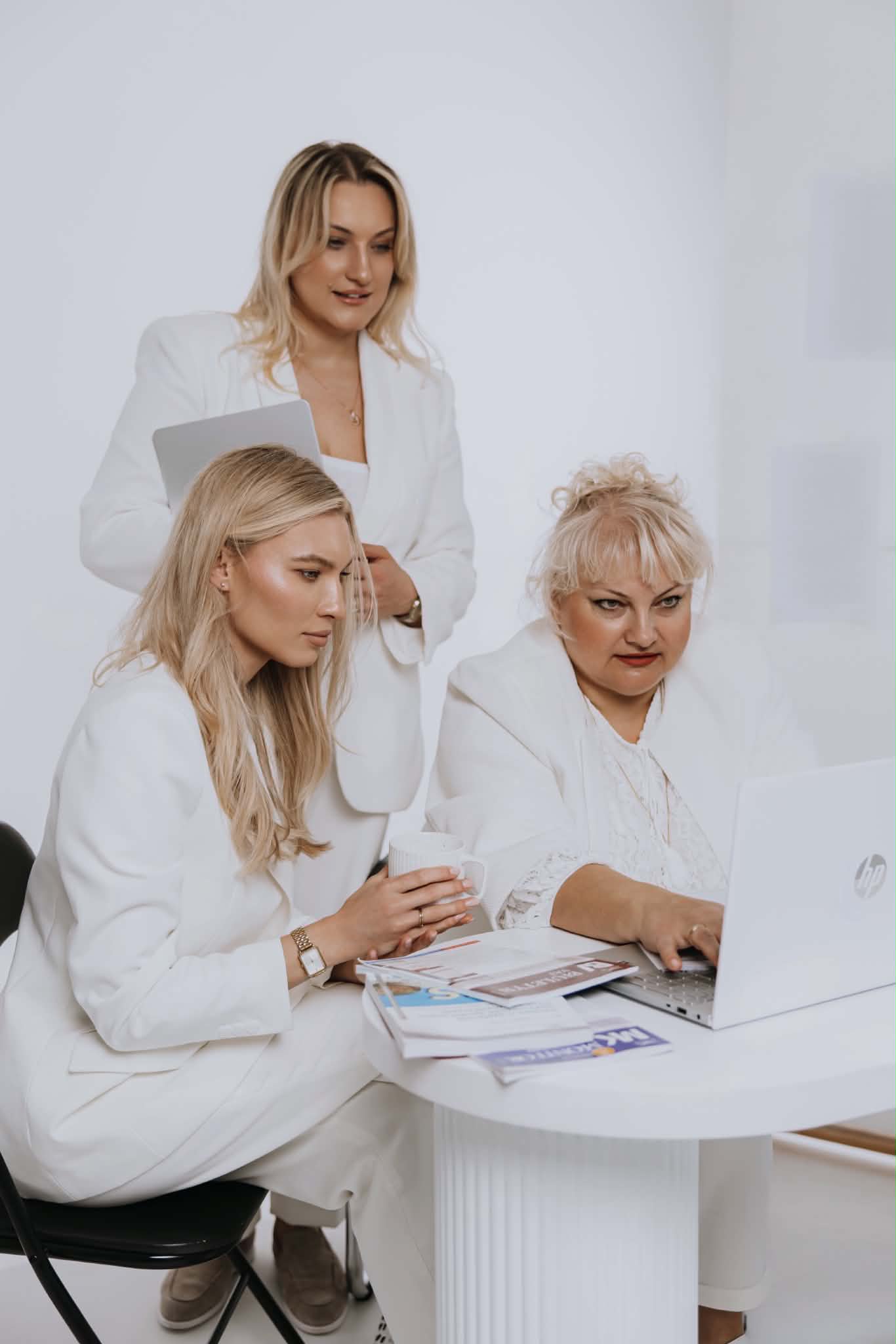 Zespół PARTNER OFFICE podczas pracy z dokumentami